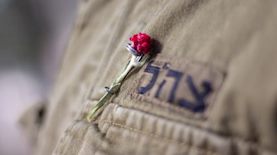 סיכת פרח דם המכבים, צילום: אפרת כהן